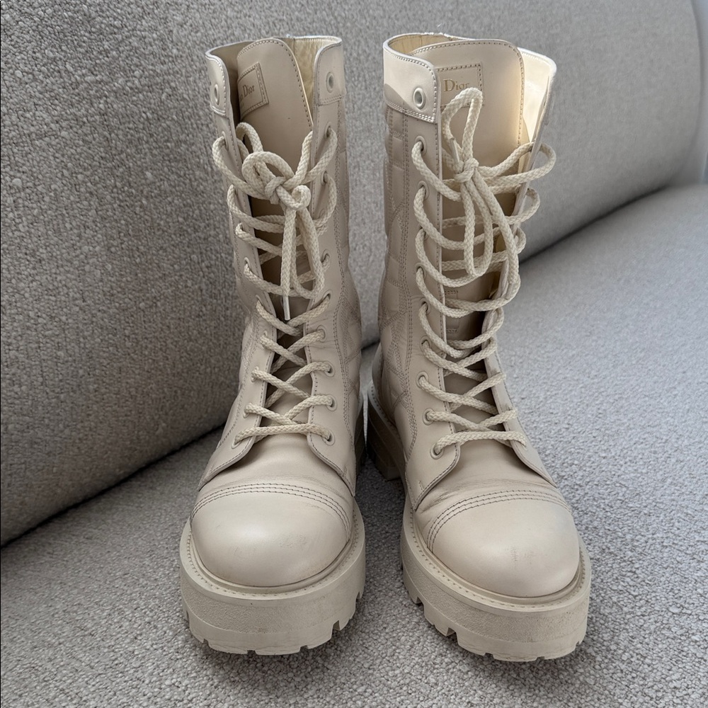 Dior D-Unit Ankle Boot
White Quilted Cannage Calfskin size 37